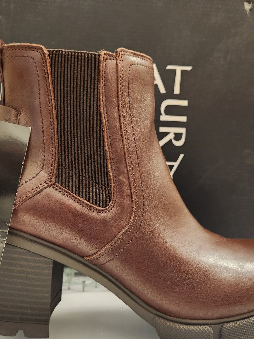Naturalizer "Mindy" Brown Leather Chelsea Boots. NIB. Size 8.